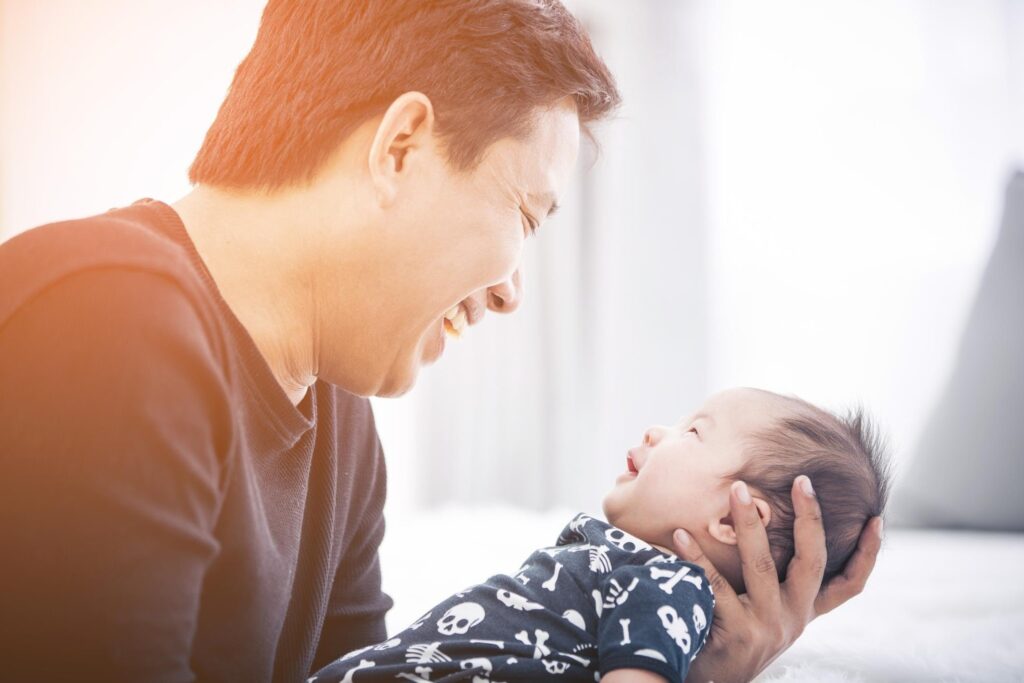 영아와 눈을 마주하는 옹알이 대화를 하는 모습