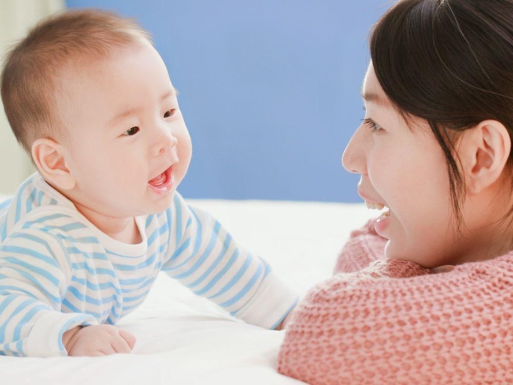 엄마와 영아가 옹알이 대화하는 모습